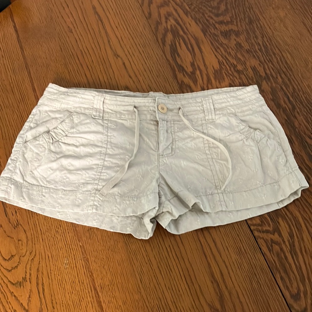 Y2K L.e.i. Ashley Trouble Tan Floral Embroidered Short Shorts 2.5” size 15